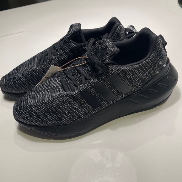 NWT ❤️🔥 JUST IN ❤️🔥Juniors ADIDAS SWIFT RUN 22 SHOES Size 7 - Picture 4 of 11